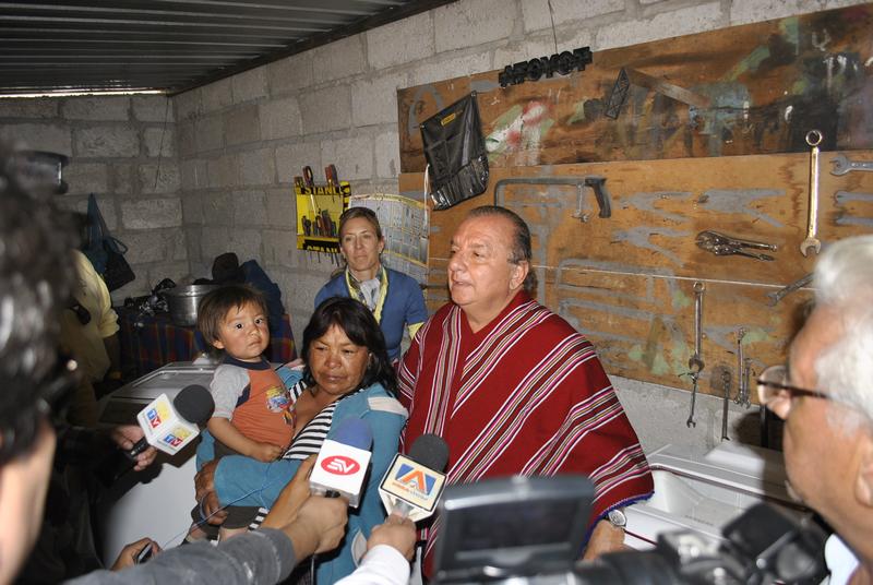La Fundación Cruzada Nueva Humanidad Entrega un Negocio de Lavandería a Rosa Álvarez