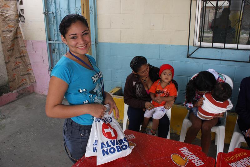 Foundation of Alvaro Noboa provides medicines to the inhabitants of Guasmo sur