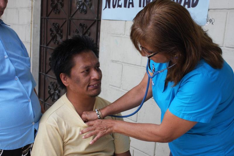 Doctora Clavijo ayuda pacientes batallon suburbio fundacion alvaro noboa