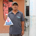 alvaro noboa helping people in guasmo sur