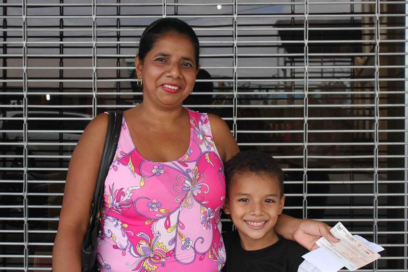 Álvaro Noboa contribuye con su ayuda social a familias ecuatorianas