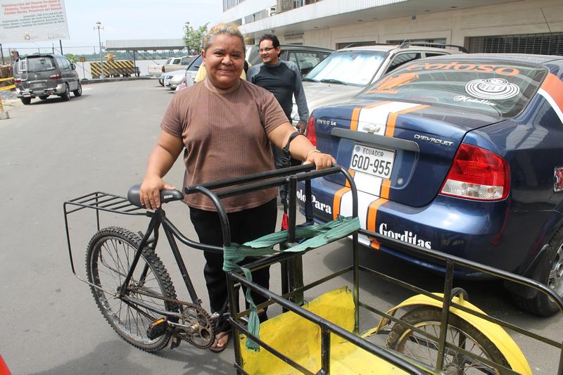 Fundación dona un triciclo a ciudadana Isabel Calderón 